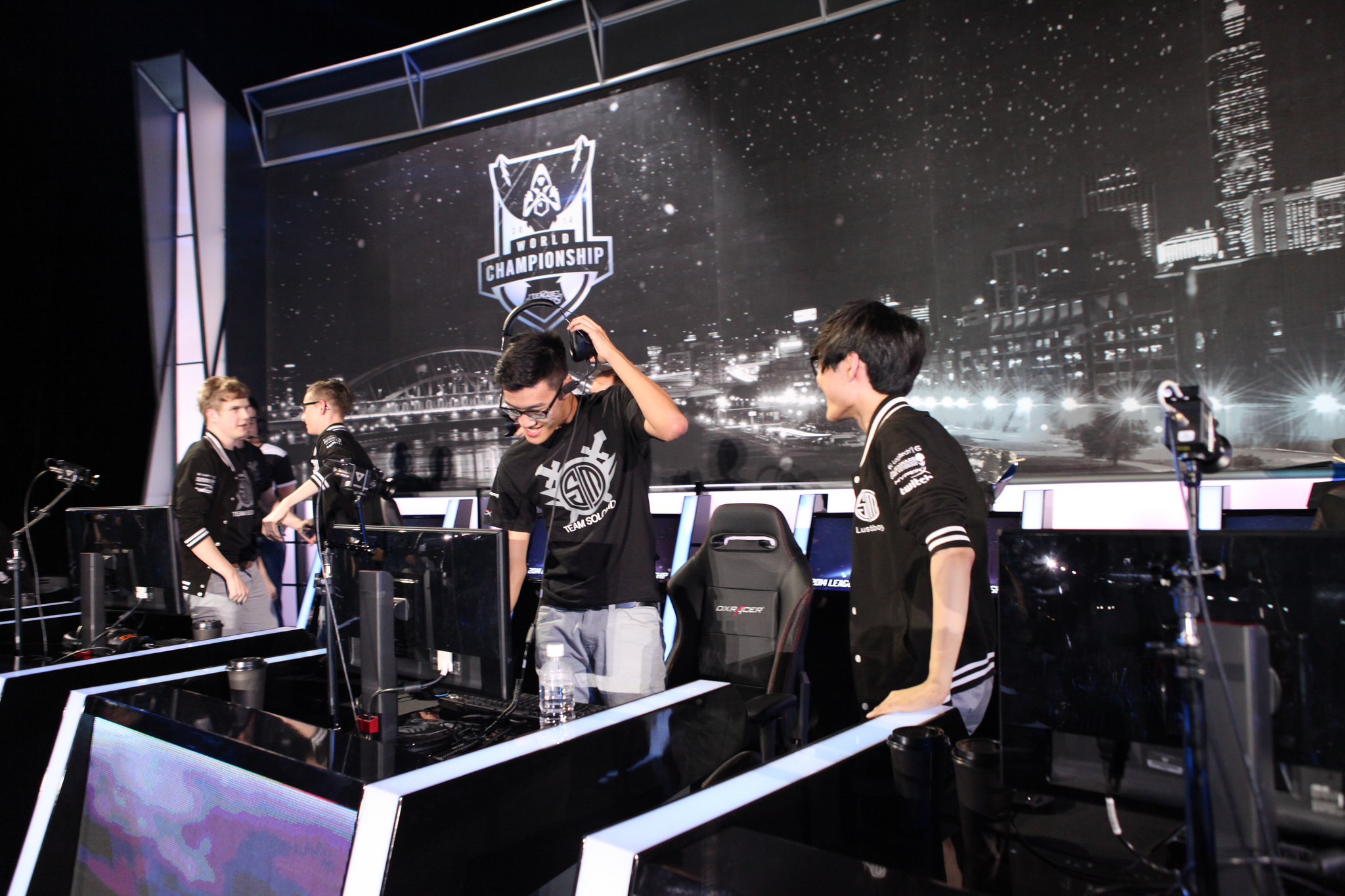 Faker诠释电竞精神：英雄联盟全球总决赛背后的运动传奇-小艾电竞